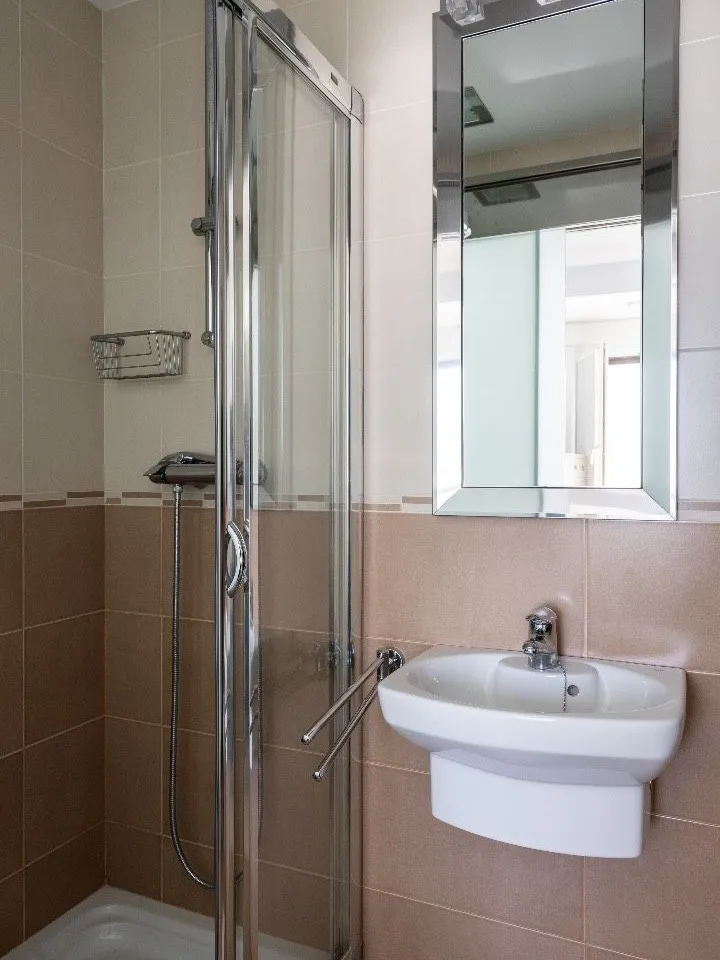 4c7385f2-7d00-4d76-b687-1b9c4a3b56d5