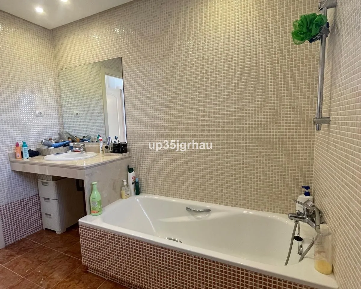 aa933db8-c024-4204-ac4e-913081156a2f