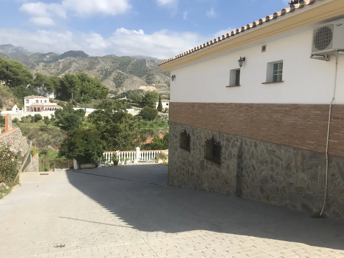 61562a4c-f4c7-42d0-ab9b-a38ed32e9b9f