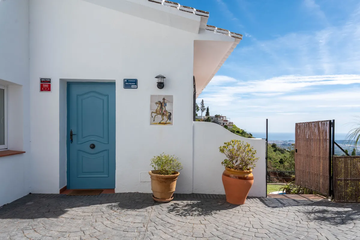 f6d4c934-7e35-4900-8d92-1425a1d7369e