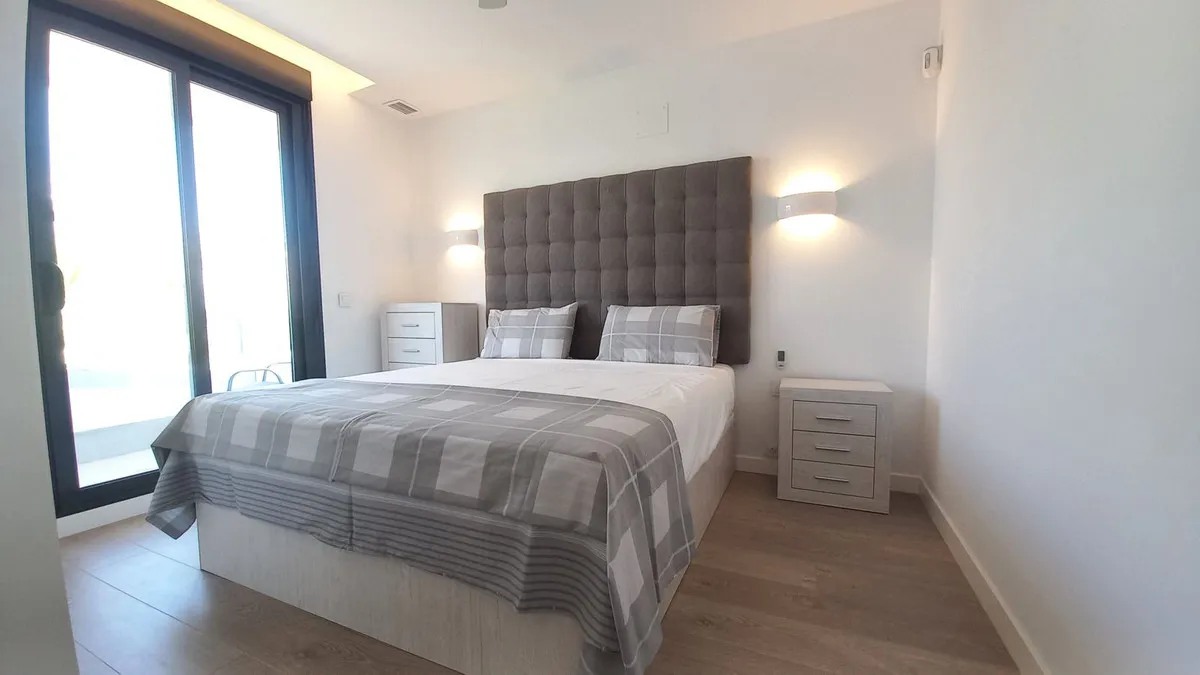 b9397518-516f-43c5-8795-5c9f915e70fa