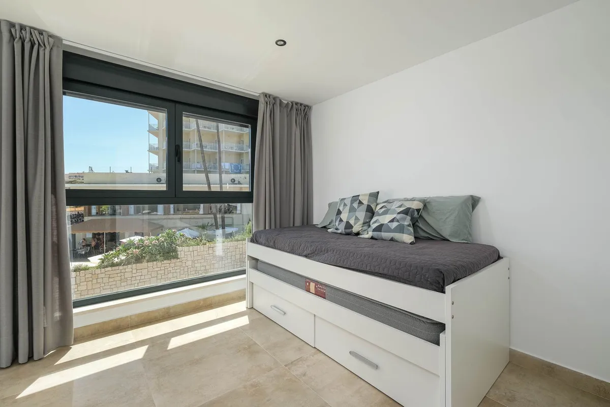 b6ffa438-6974-43af-a738-29e9bd57f28d