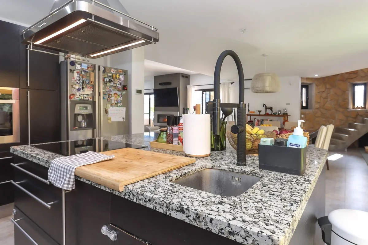 7eae0537-8724-47d9-a0c7-0902816c3e46