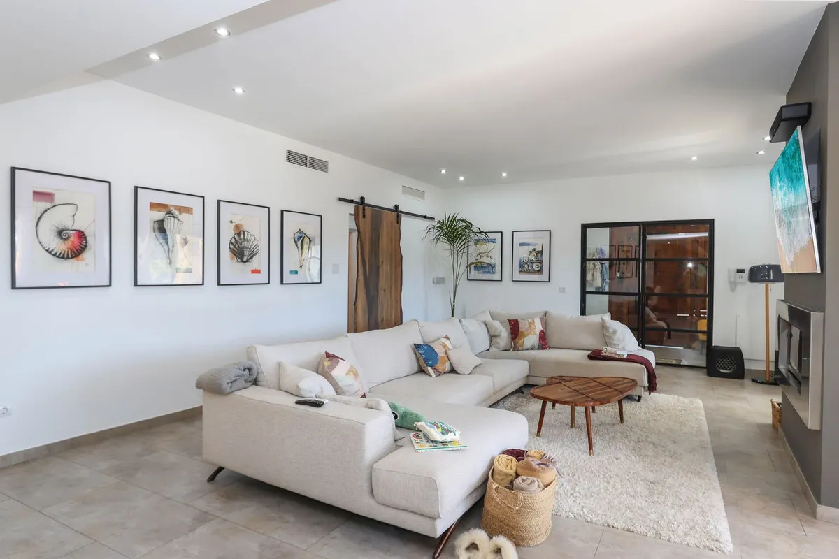 ddc3f3b6-d0b6-49ed-a137-78e57c899b44