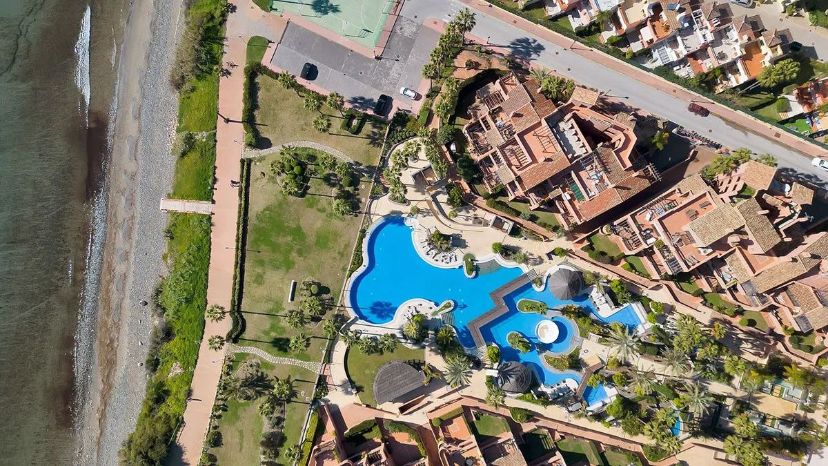 c2eab261-c3fa-492f-9898-d524052c29f3