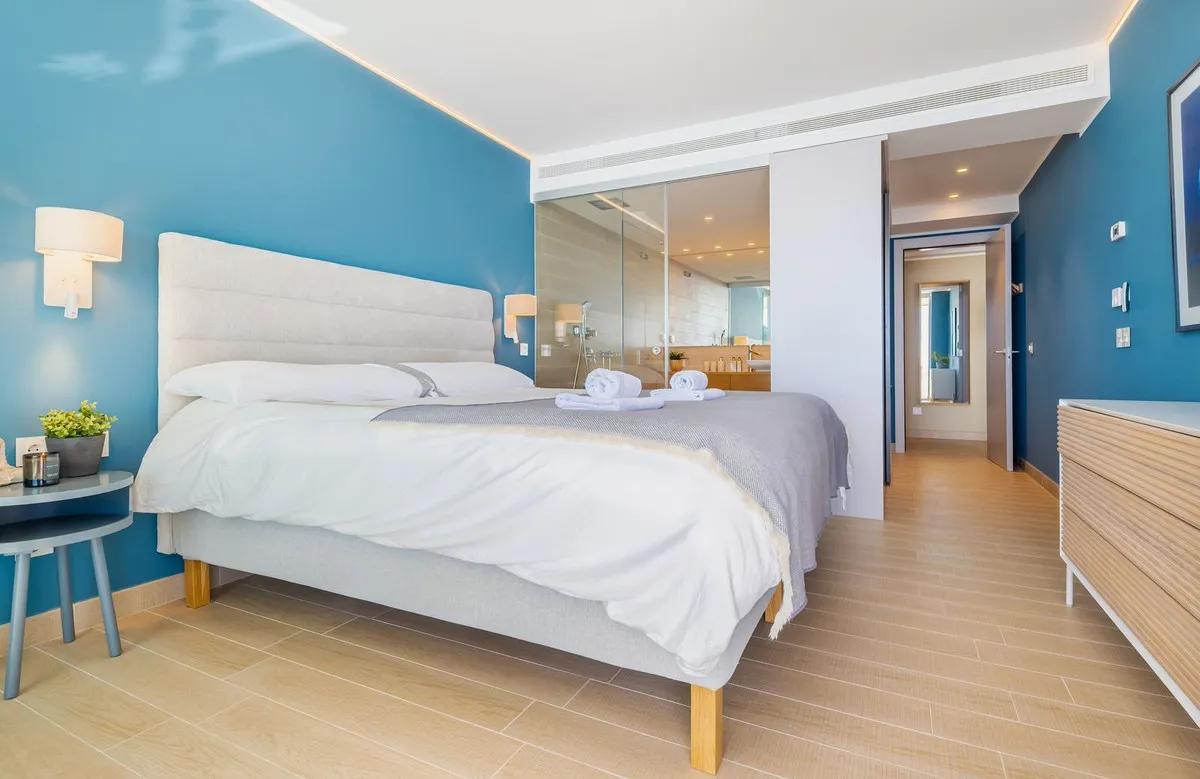 252030ef-d322-4a5e-8080-40e0e8bc231a