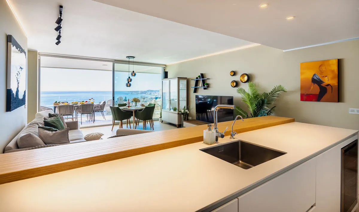 b98feff2-828b-48c3-a605-a375cb475259