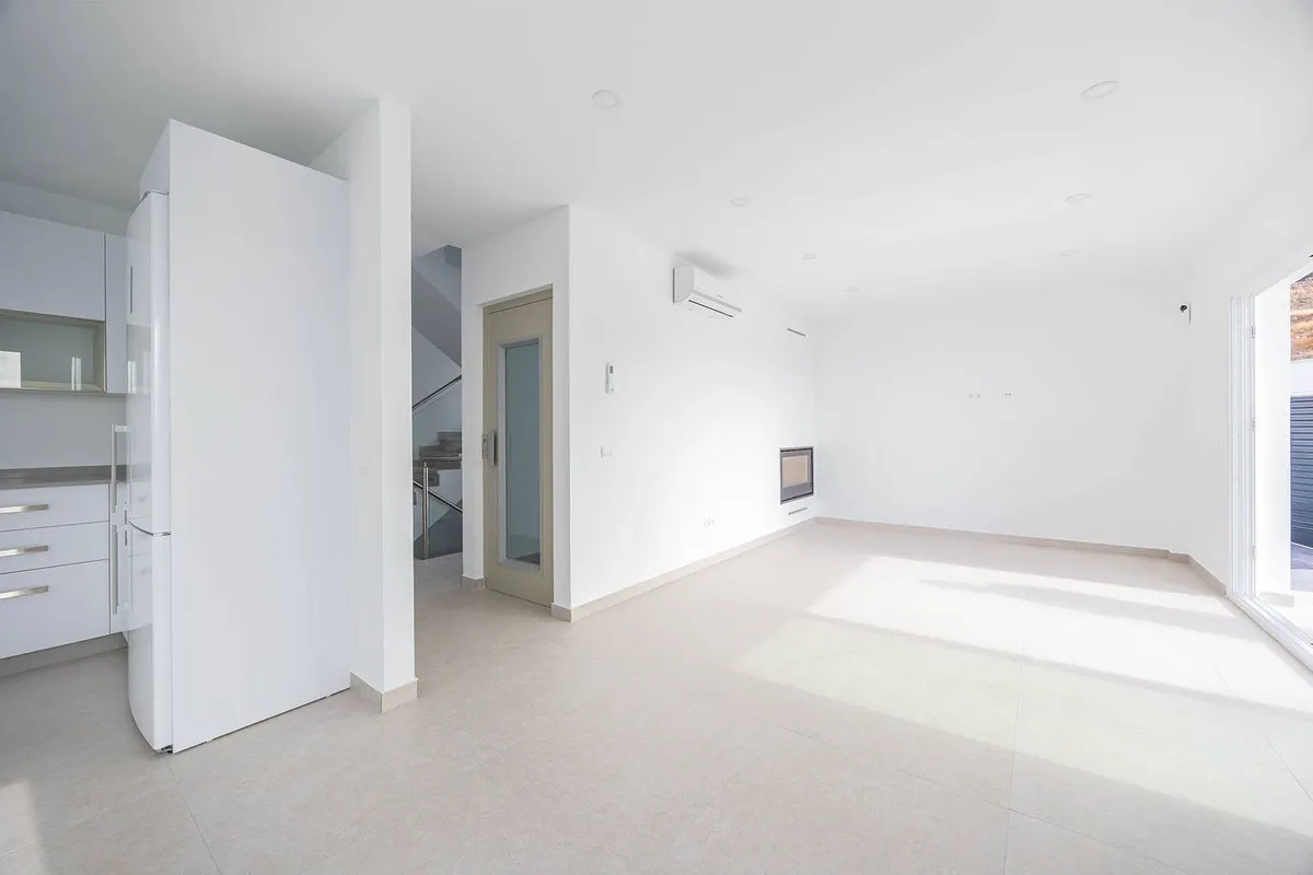 898a6390-e49a-4371-8454-b94f814bc1c4