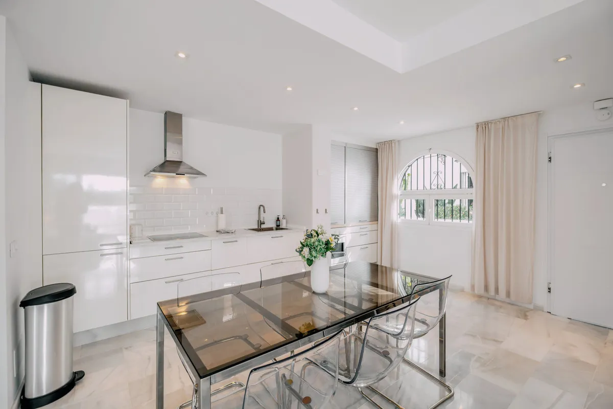 e53a7412-39ef-40a2-ba33-a7d61a0860e4