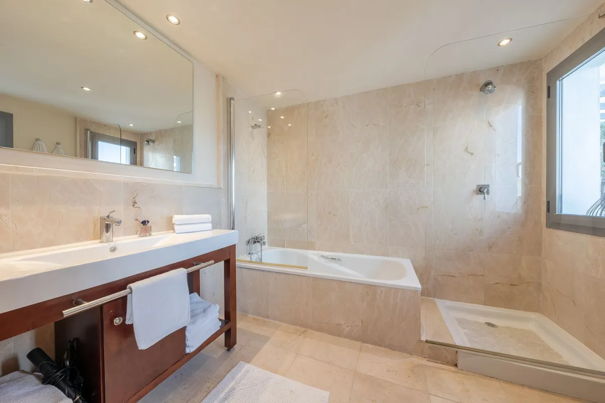 ff3944bc-9119-4207-849c-c3085d23c252