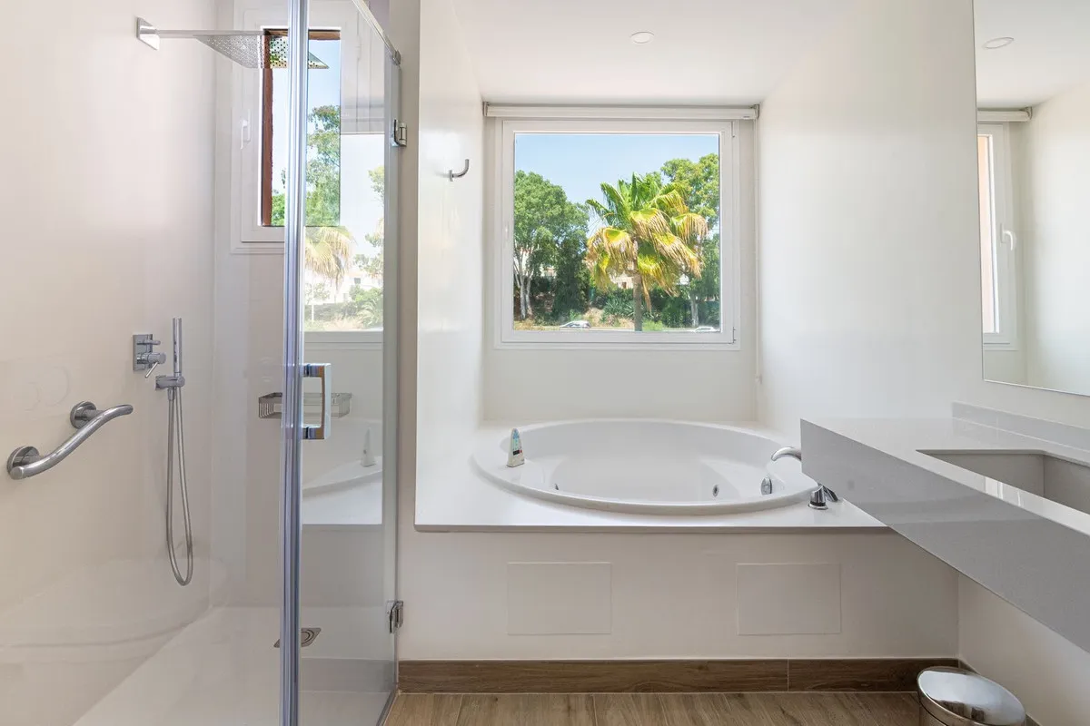 e172acff-2bb6-43e5-b81a-87d096928f32