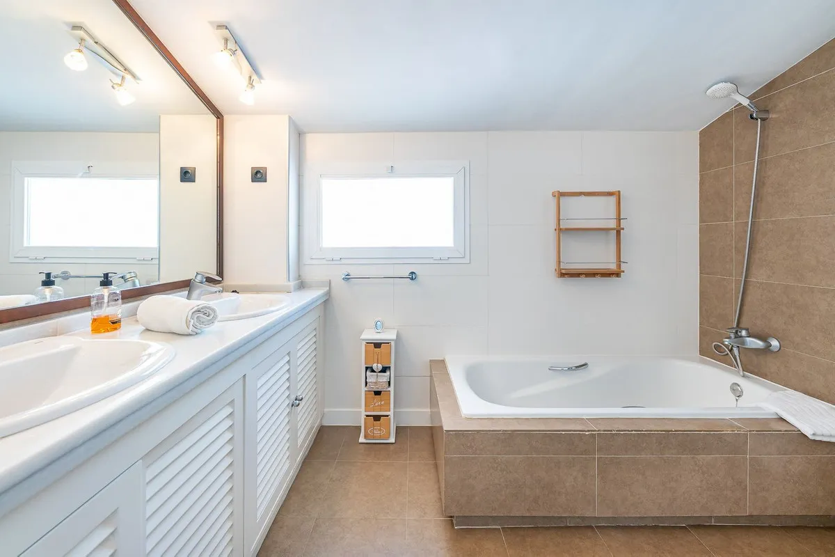 d15c03c8-3913-44b7-8f6a-a96564a75975