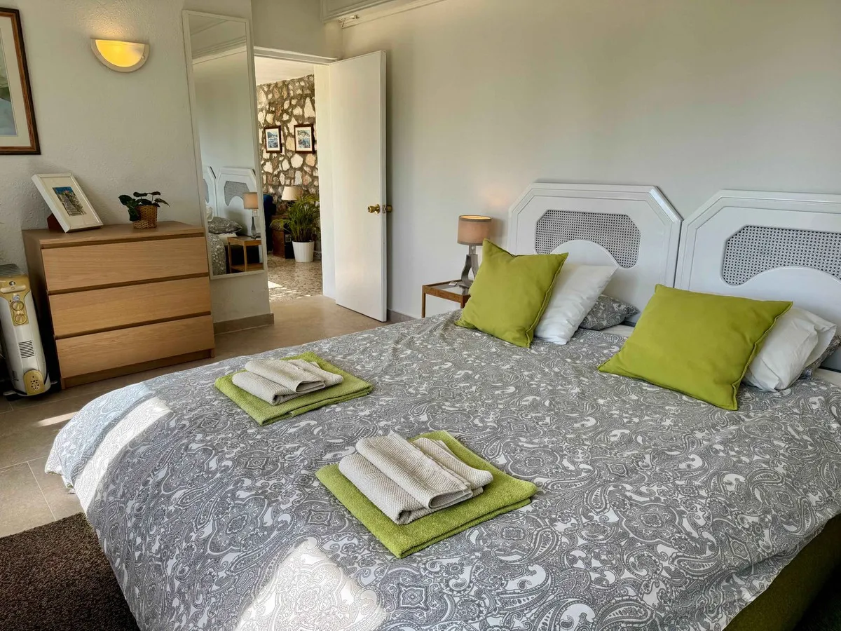 c9bc3b04-a1a7-40c0-aff7-599b6efe0d0a