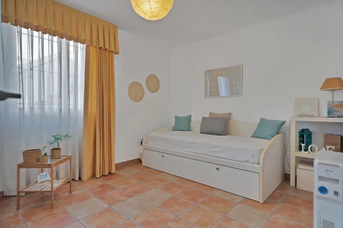 d1369782-ef6f-41e0-a74e-03820fbf2c00