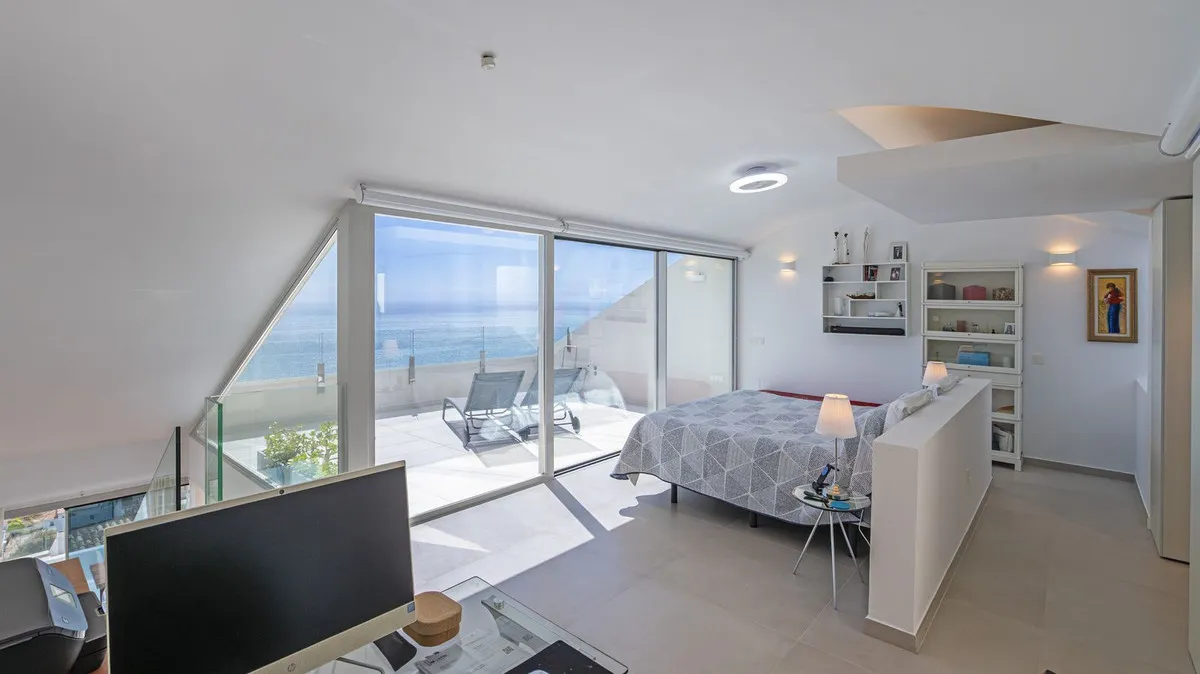 c810bdbb-07b7-49c2-93a4-116a3c36555b