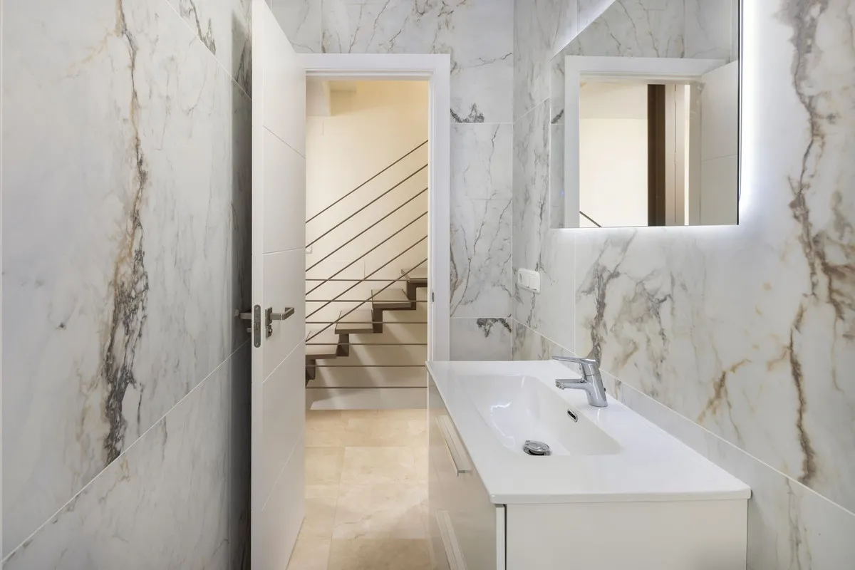 98dcb259-242c-4b08-8fca-8b2d15bf15d5