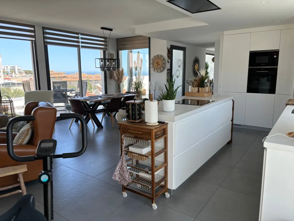 9dad16a6-b80a-4bab-85ef-6c9e36c51202