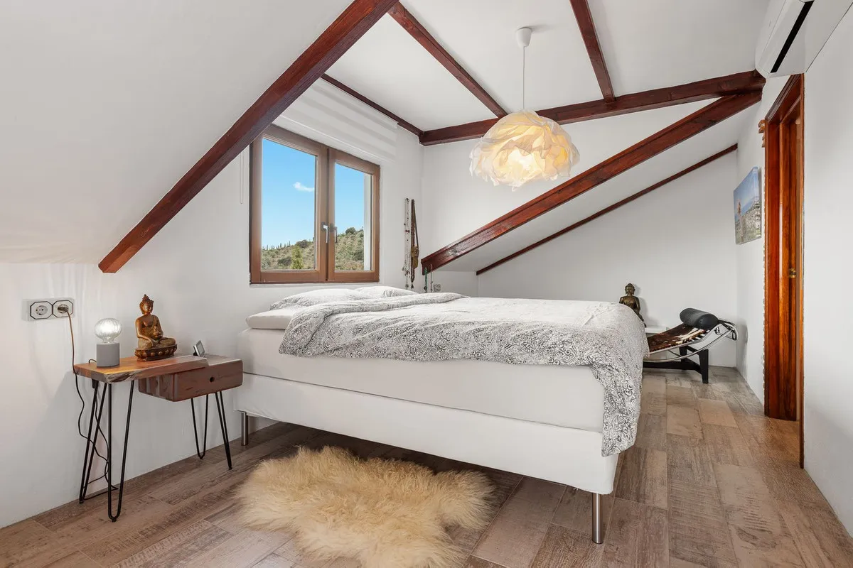 f886735b-142e-4665-9809-f26cb6d45f48