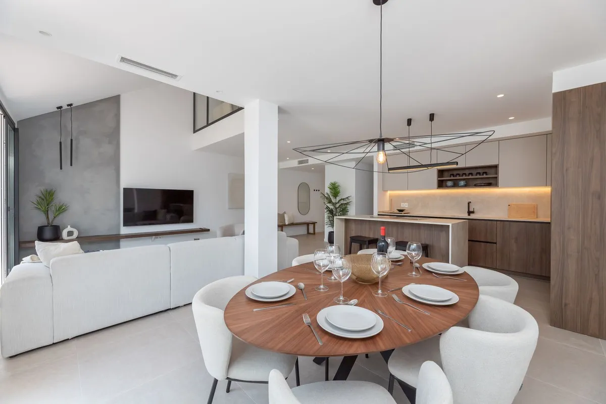 832682b3-61f2-43f3-b199-03b51c0d7b7d