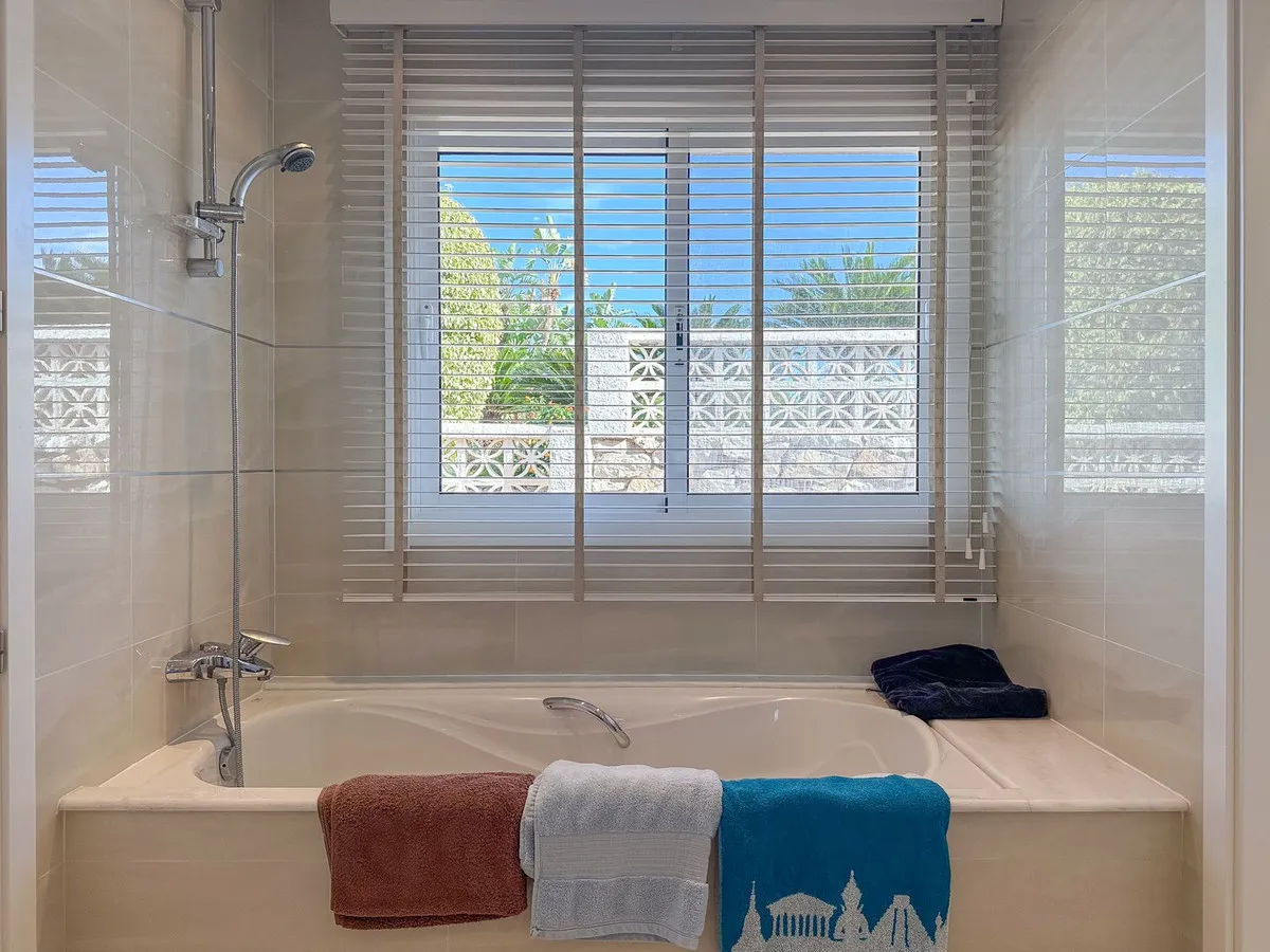 5c45b10d-9c68-4e03-a29b-7e7739790085