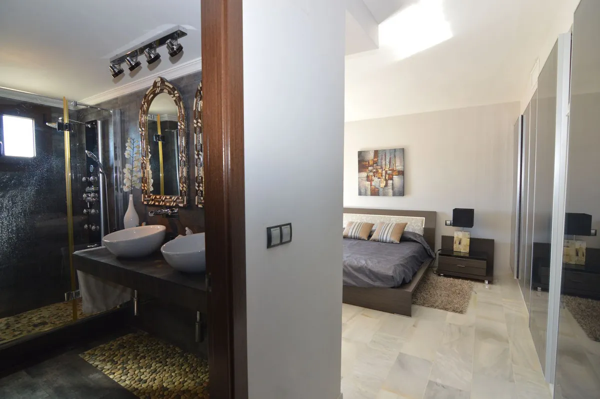 b9c3a541-b253-40f3-aed2-aa2621d4360f