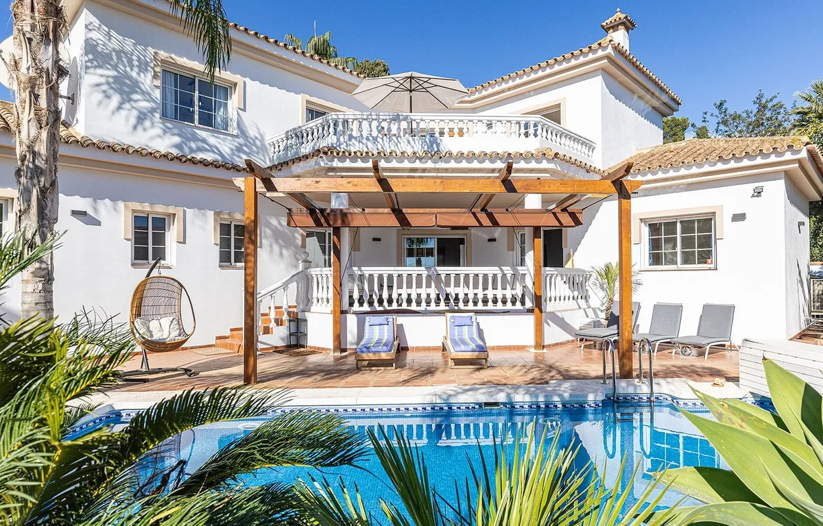 Andalusian Elegance: Villa in Tranquil Benalmadena