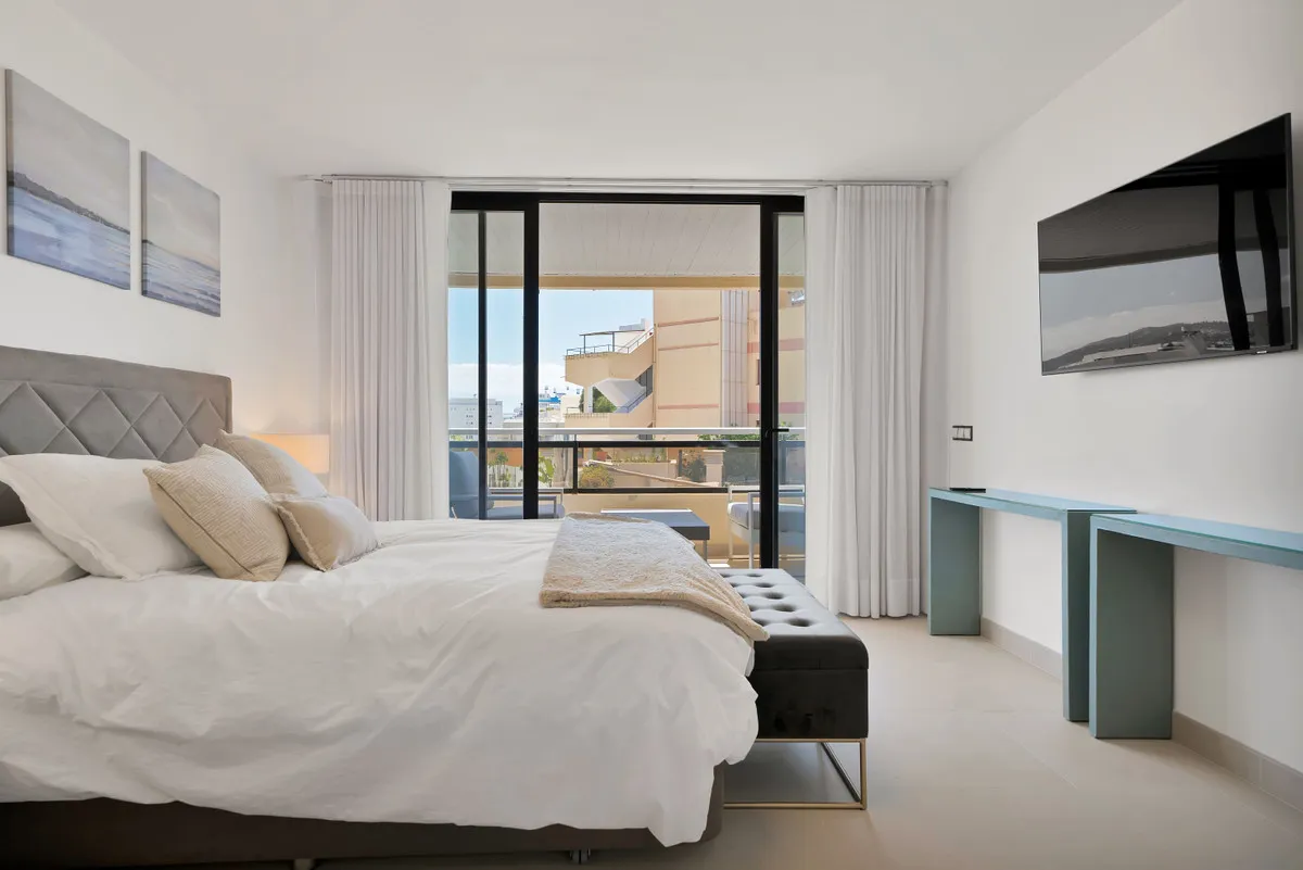 e5f87f64-f4c1-4df6-9c8b-57de5d2b94b5