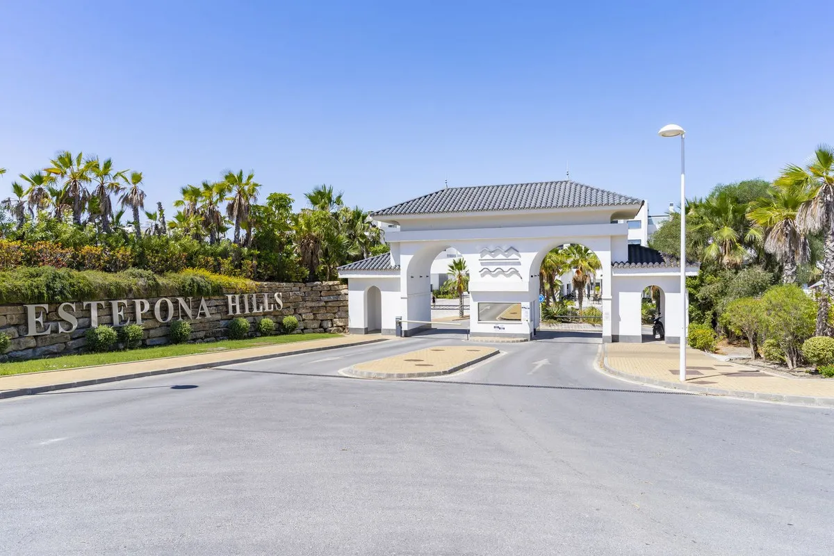 06fe03f5-83a5-472a-8f5b-cf6dbeae0f3f