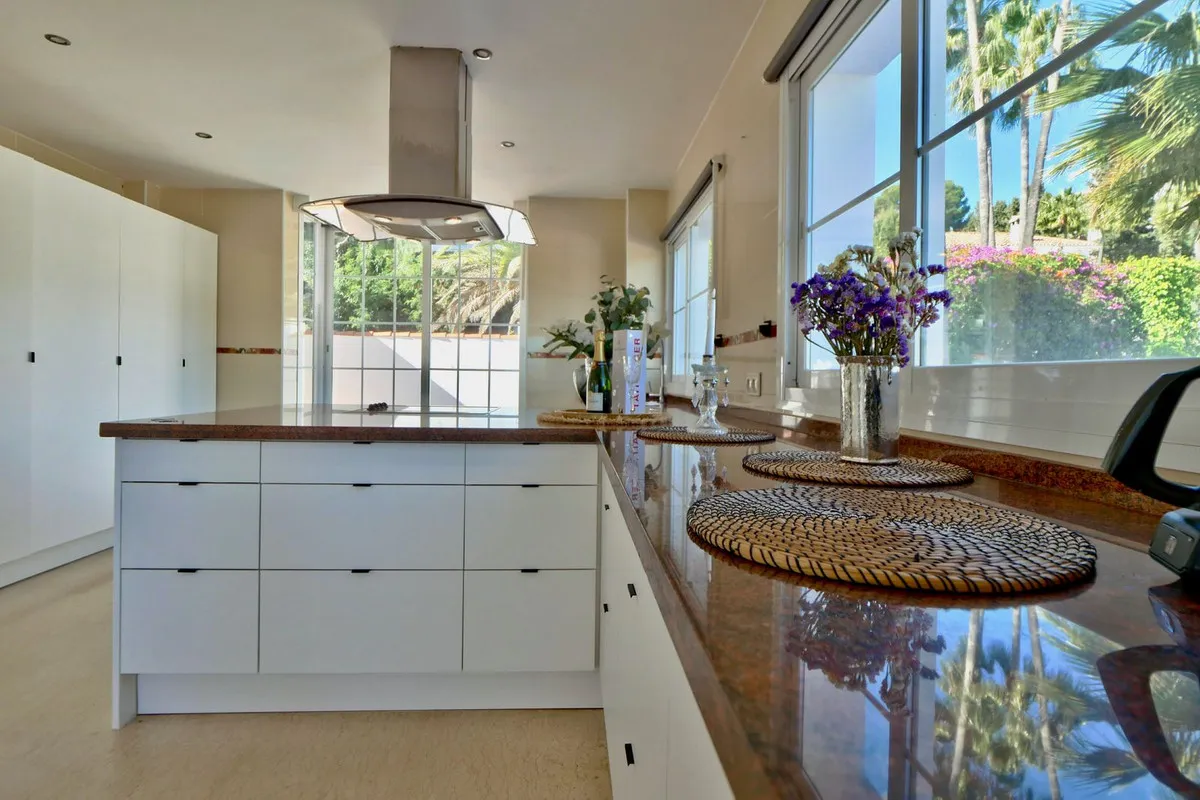 ae61844a-3577-4272-9165-a1828771e8b1