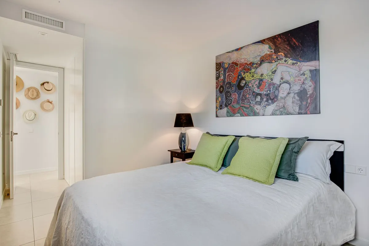 d6f9d5df-d806-4cac-8208-cea7312d0c2c