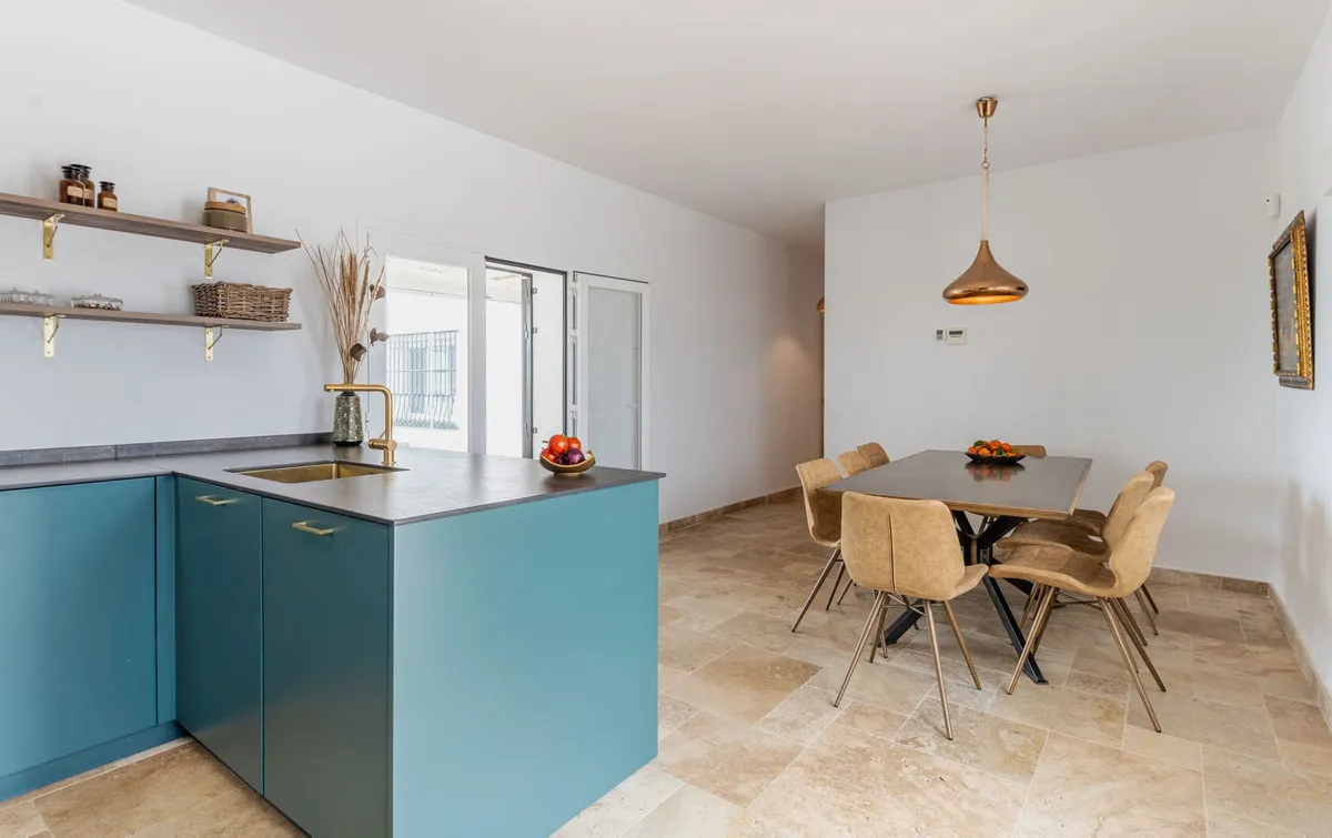 c04b49d5-5ac9-4783-8372-ffa720f3e795