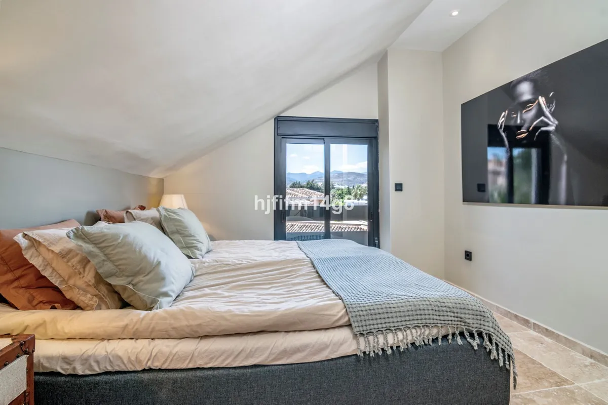 04b803db-39f6-44c6-a734-8950b6bacff6