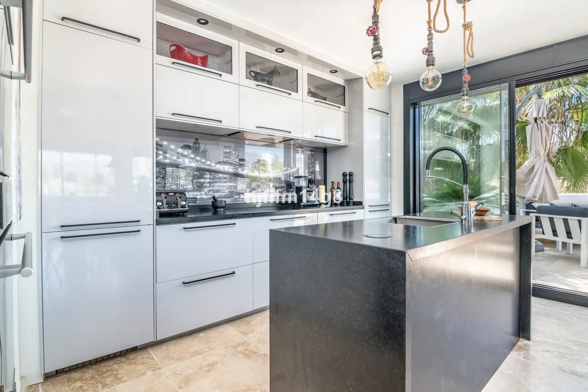 49b96c4d-5b86-4844-afa6-bfca819ec76e