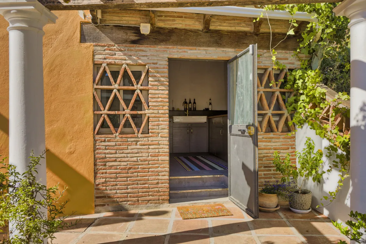 c0a5e9fd-789b-46a2-ae1a-91cd1c53228b