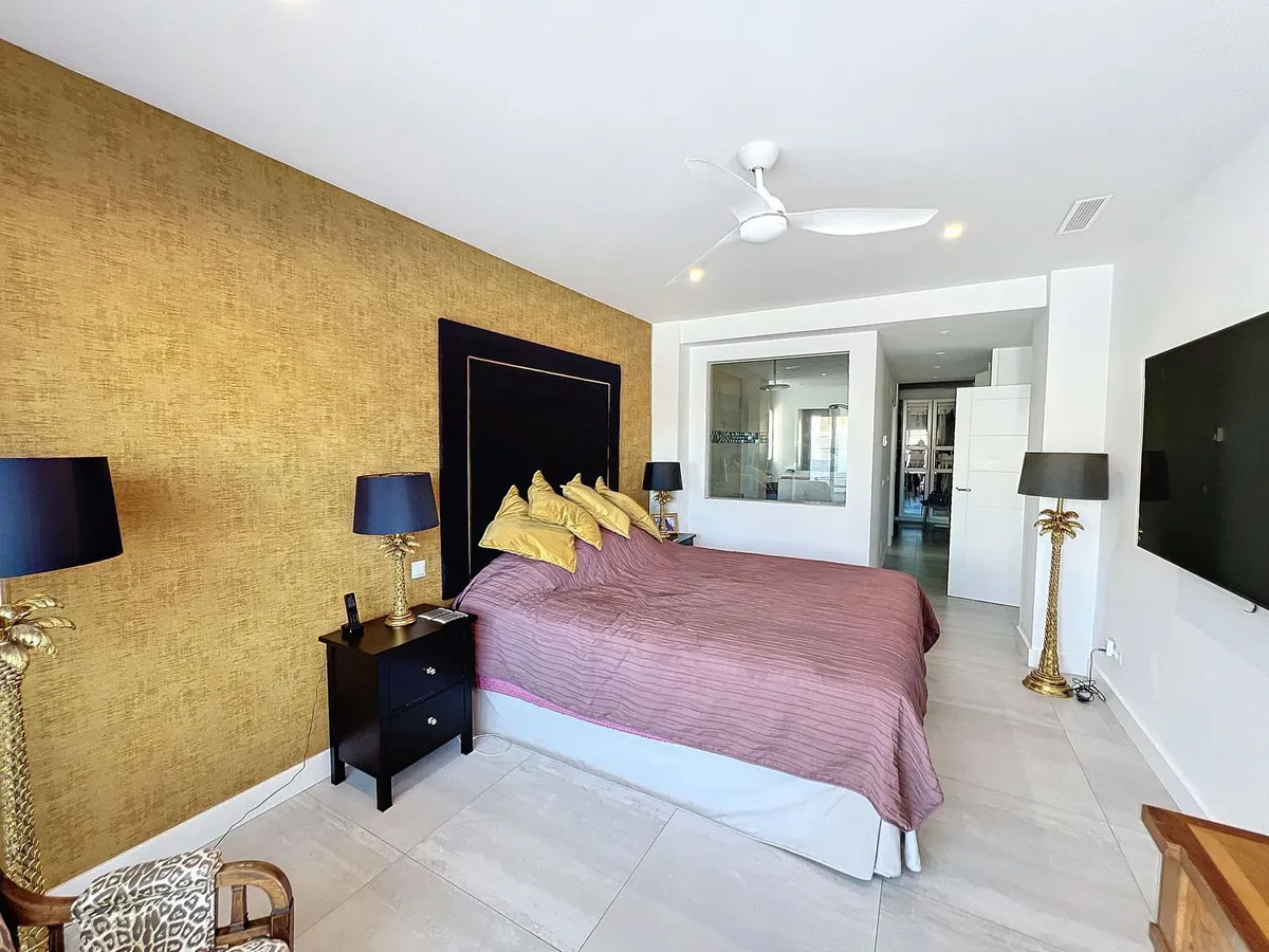 042aab06-28c1-46c2-b35d-c703bad5de8a