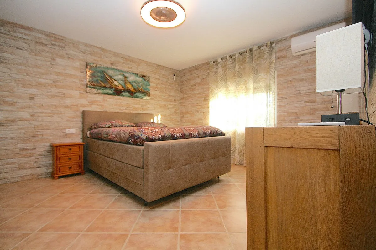 7b5bb3e7-f5ba-40f9-b844-194f635fdd6d