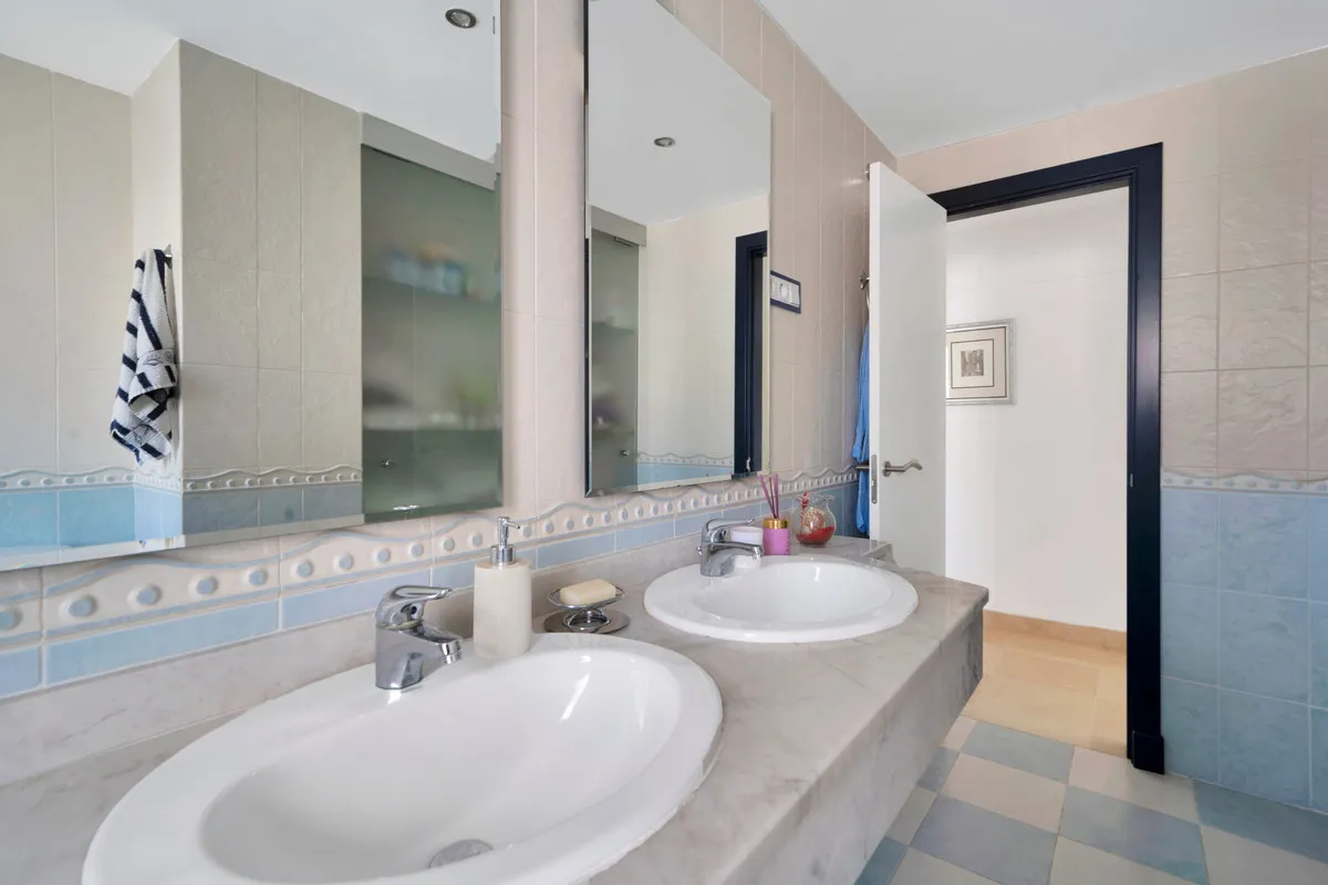 5c7977f2-9802-4e4f-8f6b-7d847da2374f