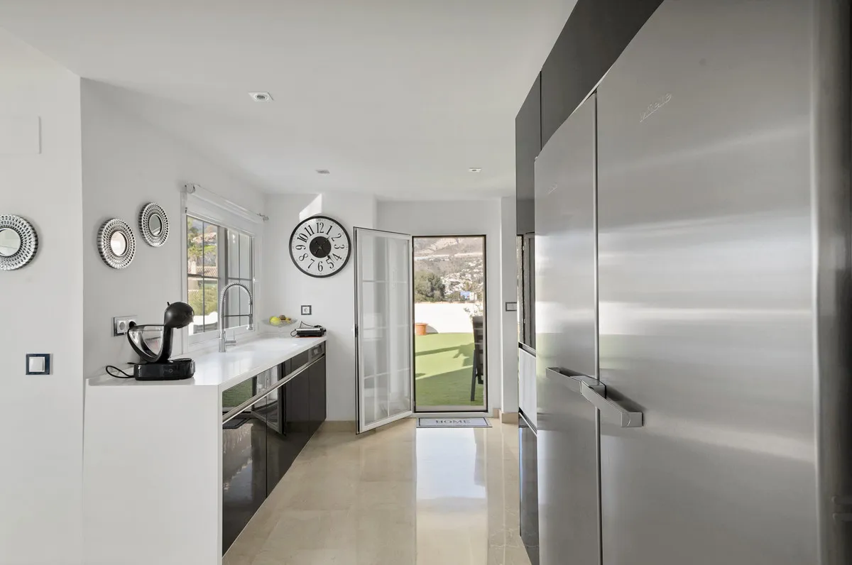 f7e998f9-2386-46f6-8023-c226c342748b