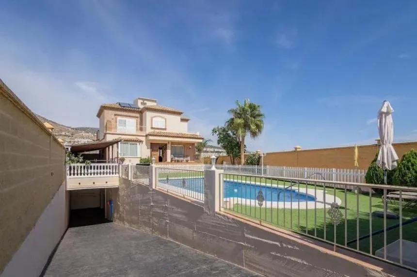 Luxury Villa with Pool near Albaitar Park