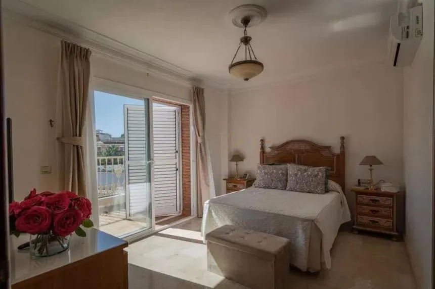 d8a3a0bd-fd28-4f5b-a8c8-073b20fc6815