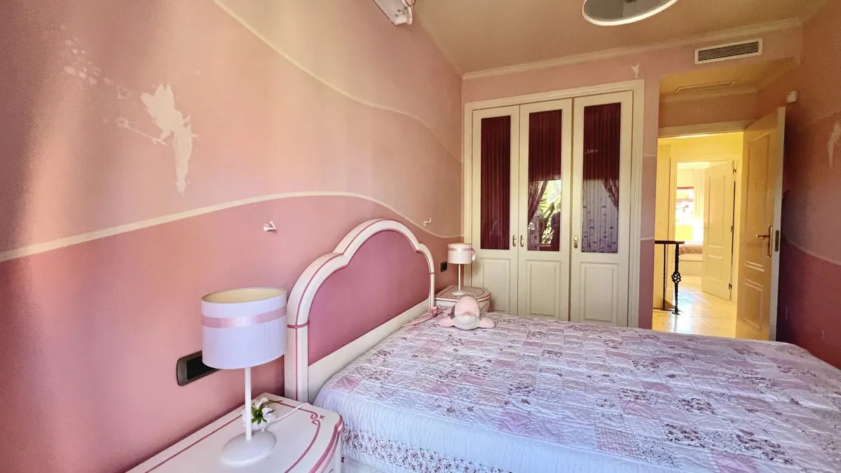 dc6531c5-a187-4079-a0b4-d1080b66952e