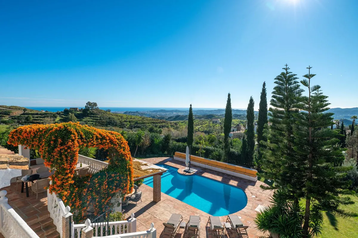 1b3875be-df7f-43e8-b780-16c1bea826f7