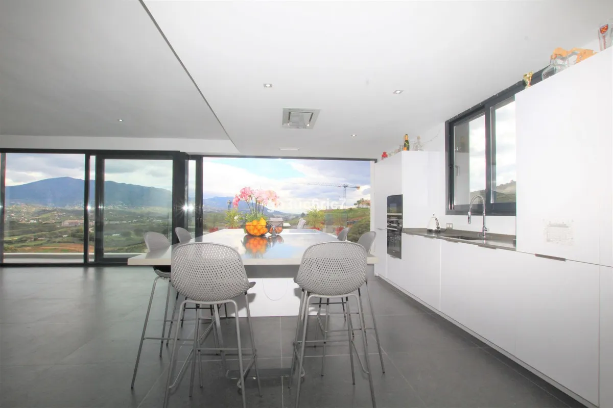 abd9c753-1f3a-43af-85b1-0fcb9dd5dbd4