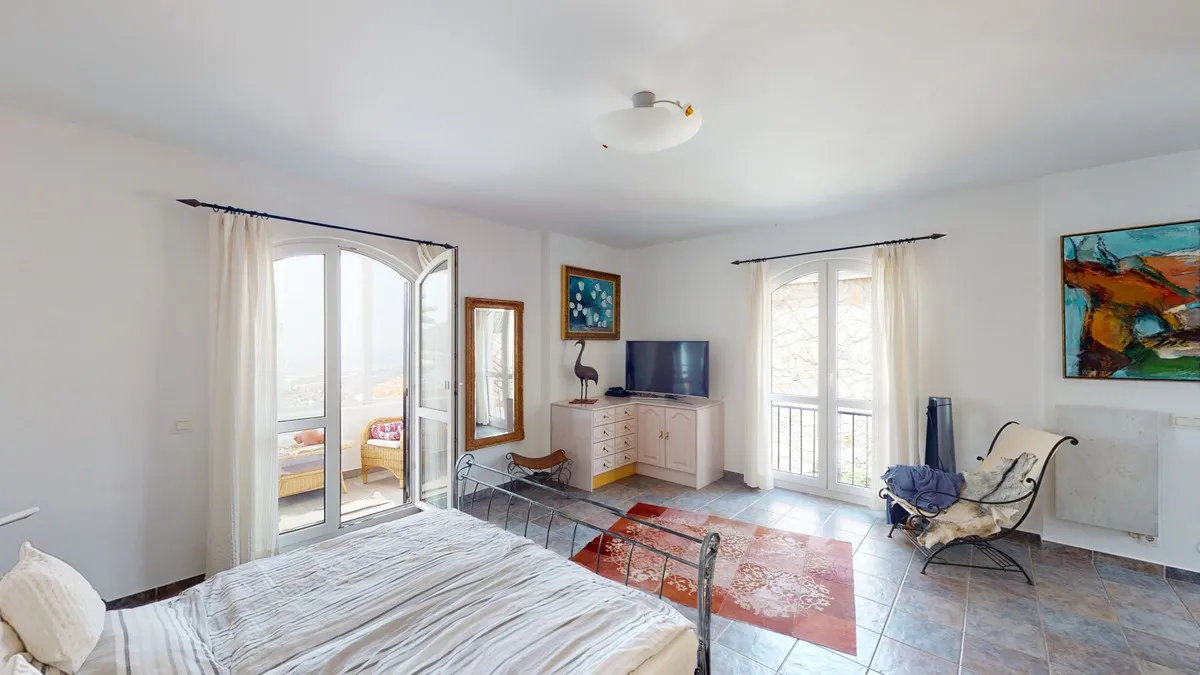 c6651b77-82b0-47d4-adee-639b69ecbe93