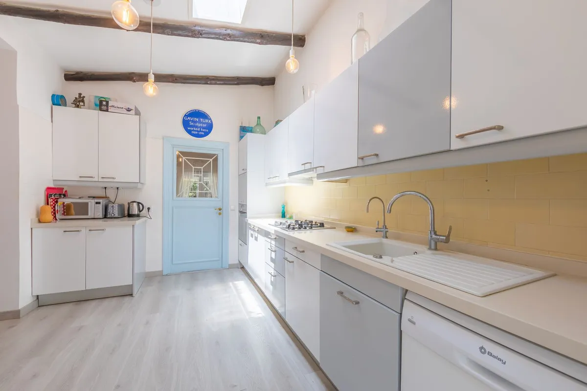 b04d3cee-a6f3-49ea-8b60-af6e5896235d