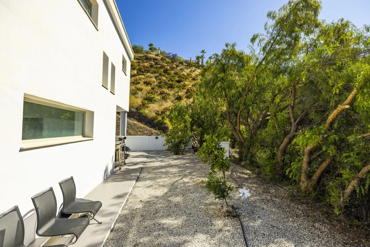 4e225ed2-6c21-402d-ae25-cde4c2947e03