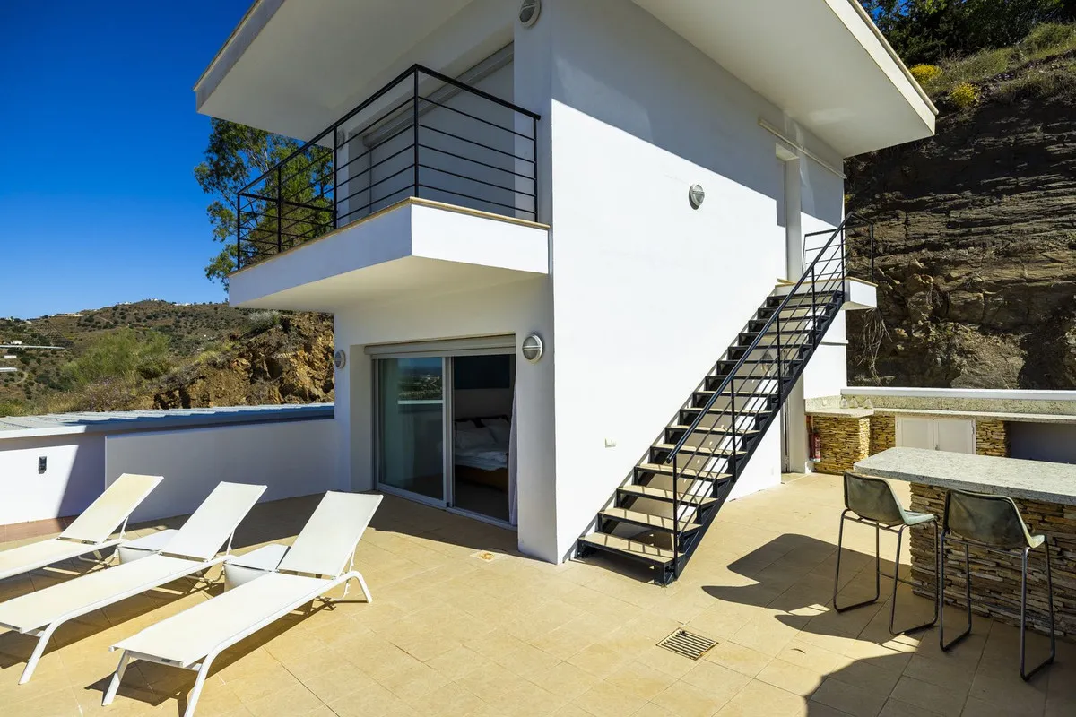 e2bca965-6c95-4968-84b9-06f1d9f13602