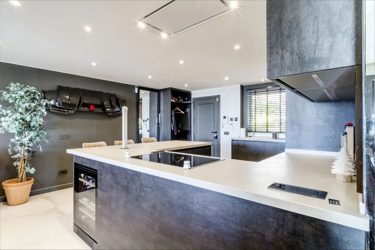 dce7279d-ffb3-411a-90dd-fa9384752c84