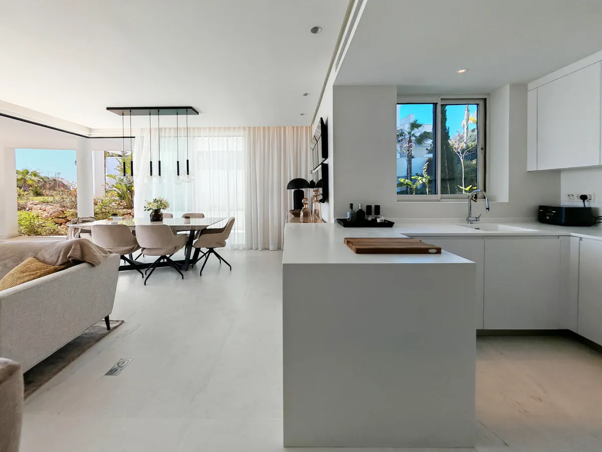 77df2300-82fc-4fcd-ae44-a412466ae4db