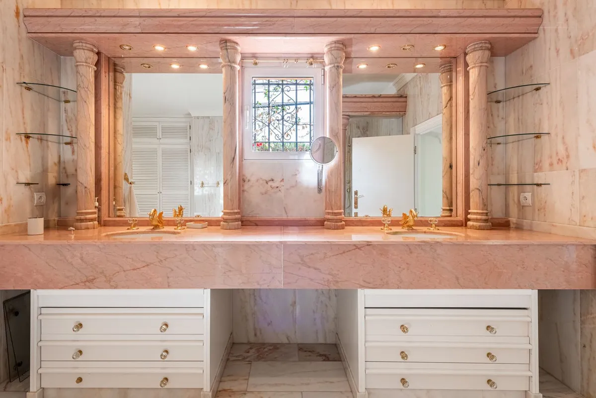 d0b587fb-7609-4859-8176-d3b13d694116